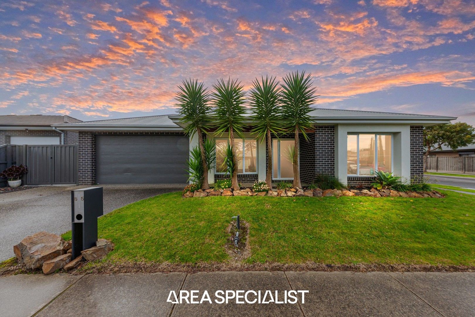 5 bedrooms House in 65 Thwaites Road PAKENHAM VIC, 3810