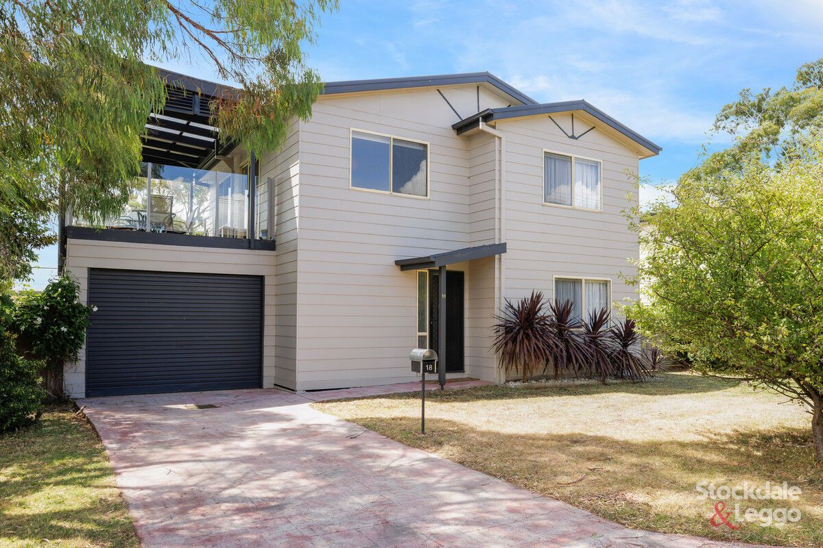 4 bedrooms House in 18 Caroline Avenue COWES VIC, 3922