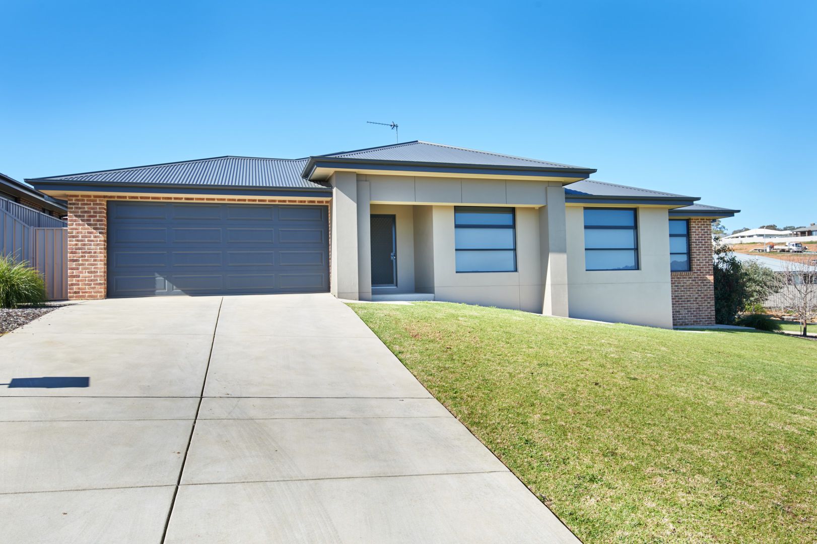 2/27 Osterley Street, Bourkelands NSW 2650