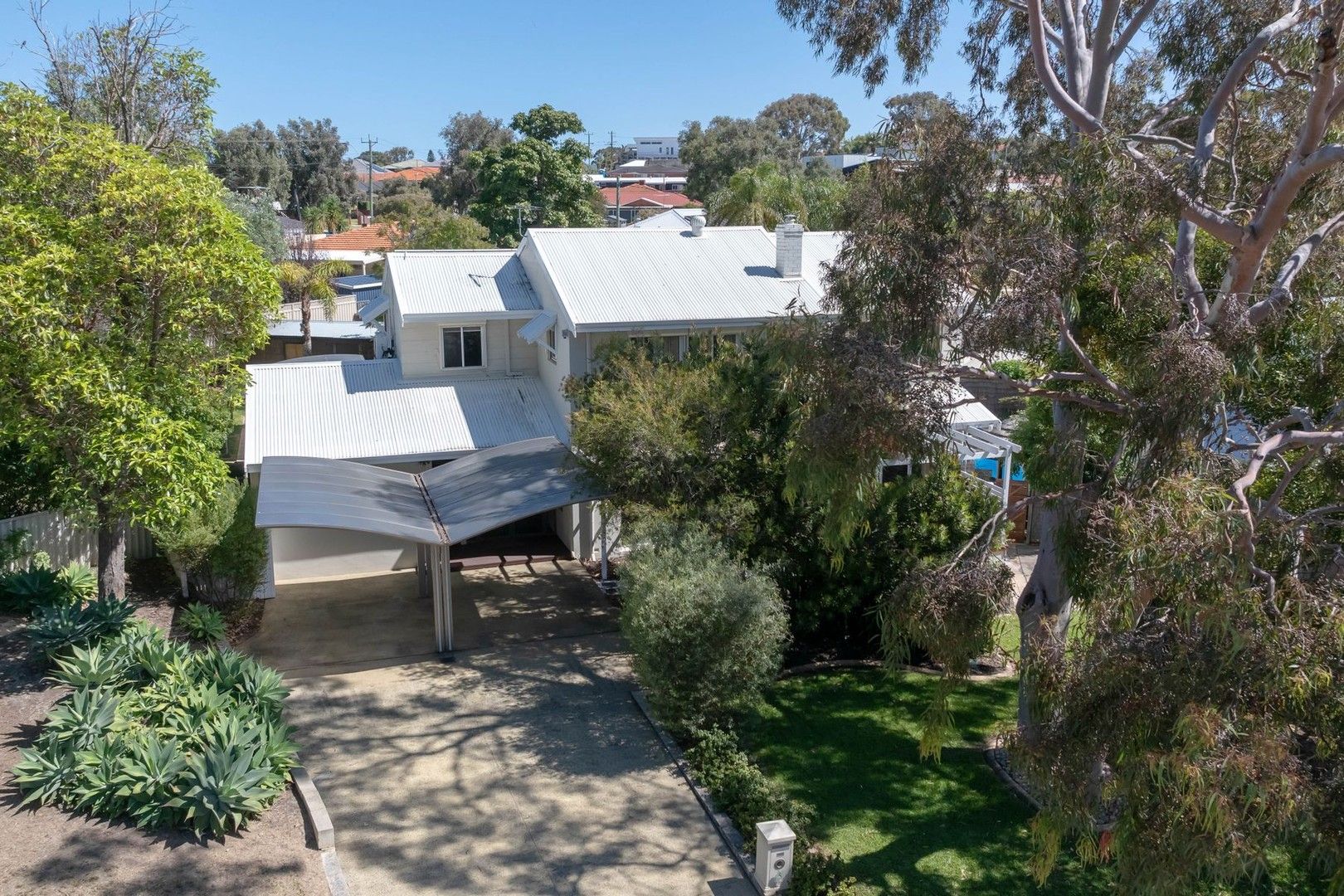 6 bedrooms House in 5 Gidgee Place DUNCRAIG WA, 6023