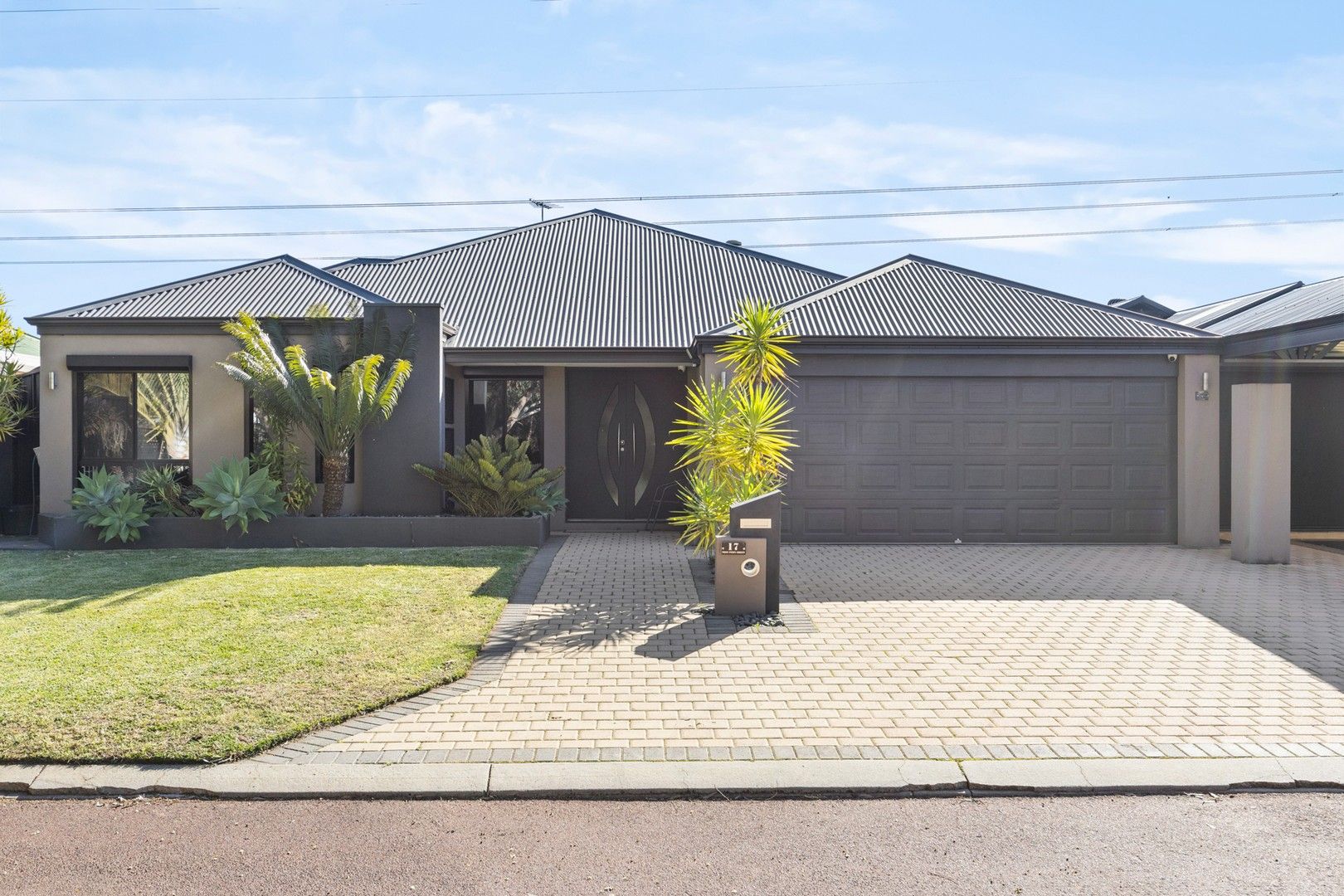 5 bedrooms House in 17 Tree Fern Green MAIDA VALE WA, 6057