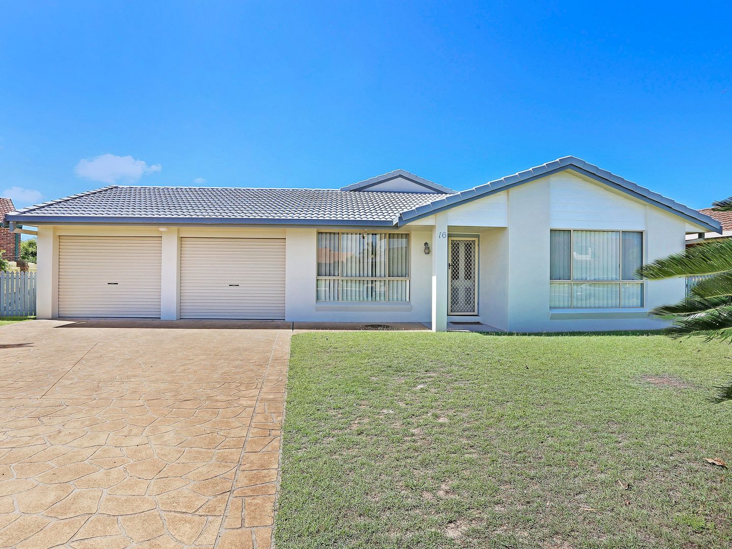 Blue Mariner 16 Mariners Way Yamba Nsw 2464 House For Rent 780 2100 Domain