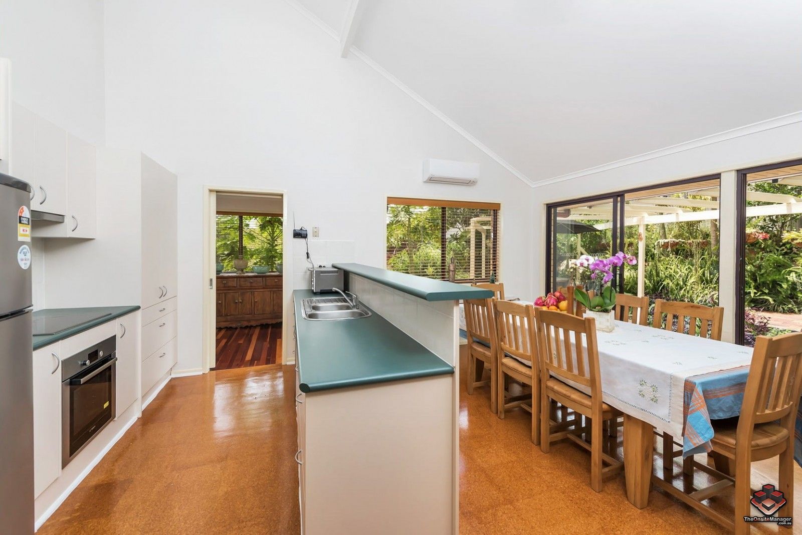 4 bedrooms House in 10 Tamarix Street CHAPEL HILL QLD, 4069