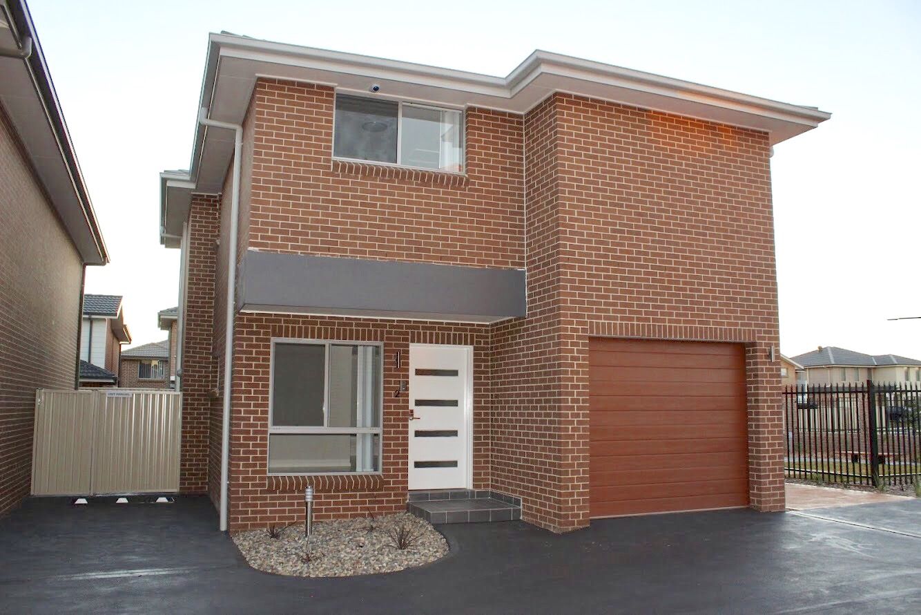 4 bedrooms Townhouse in 2 Delonix Glade KELLYVILLE RIDGE NSW, 2155