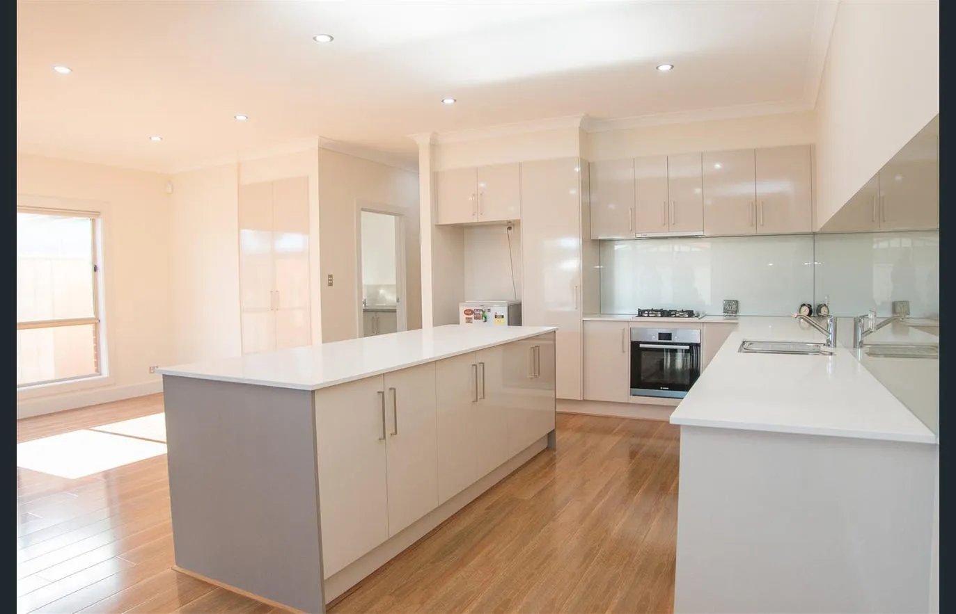 Three Bedroom with two bathrooms in popular locale - View 5