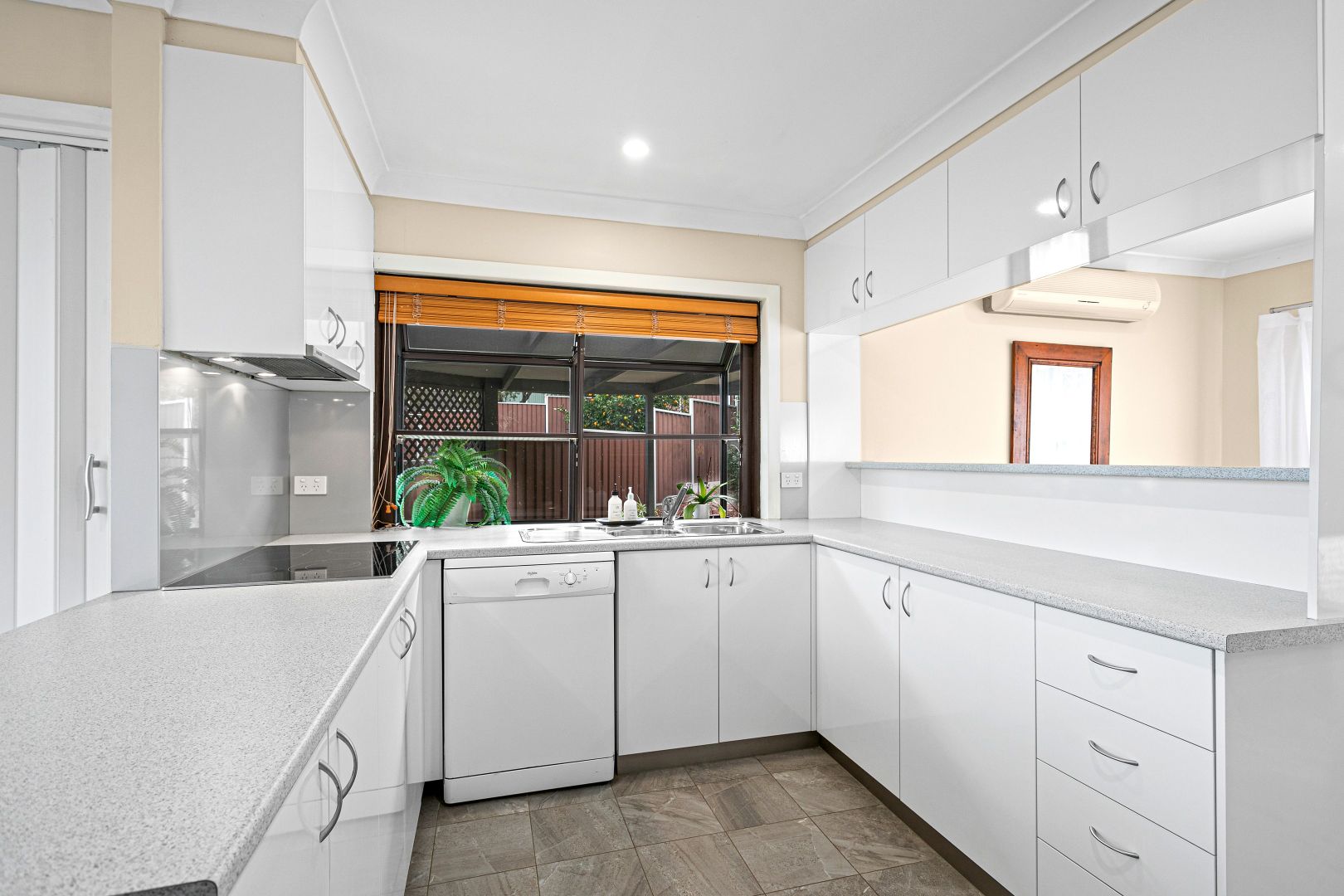 67 Beverley Avenue, Unanderra NSW 2526, Image 2