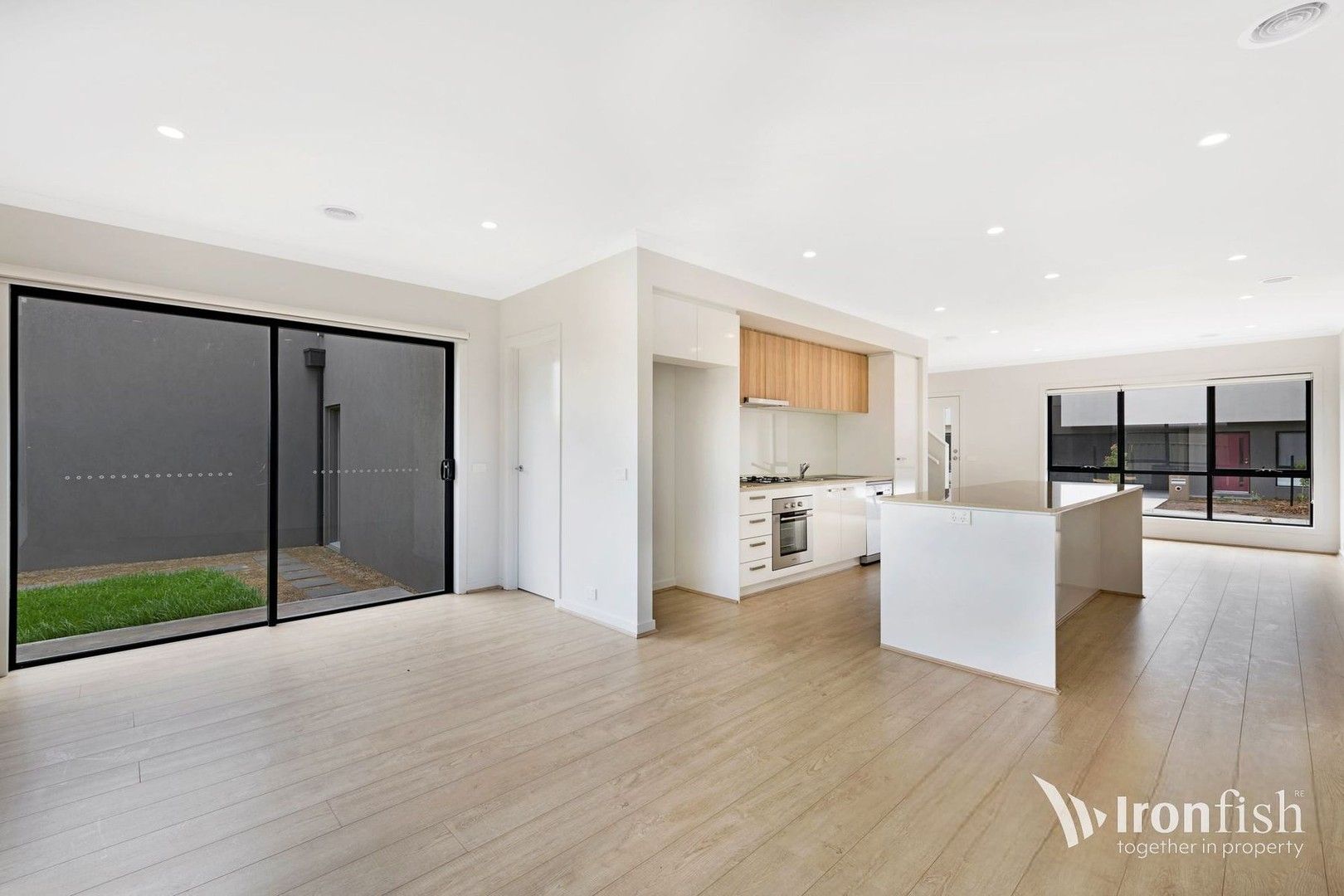 3 bedrooms Townhouse in 6 Regatta Drive CRAIGIEBURN VIC, 3064