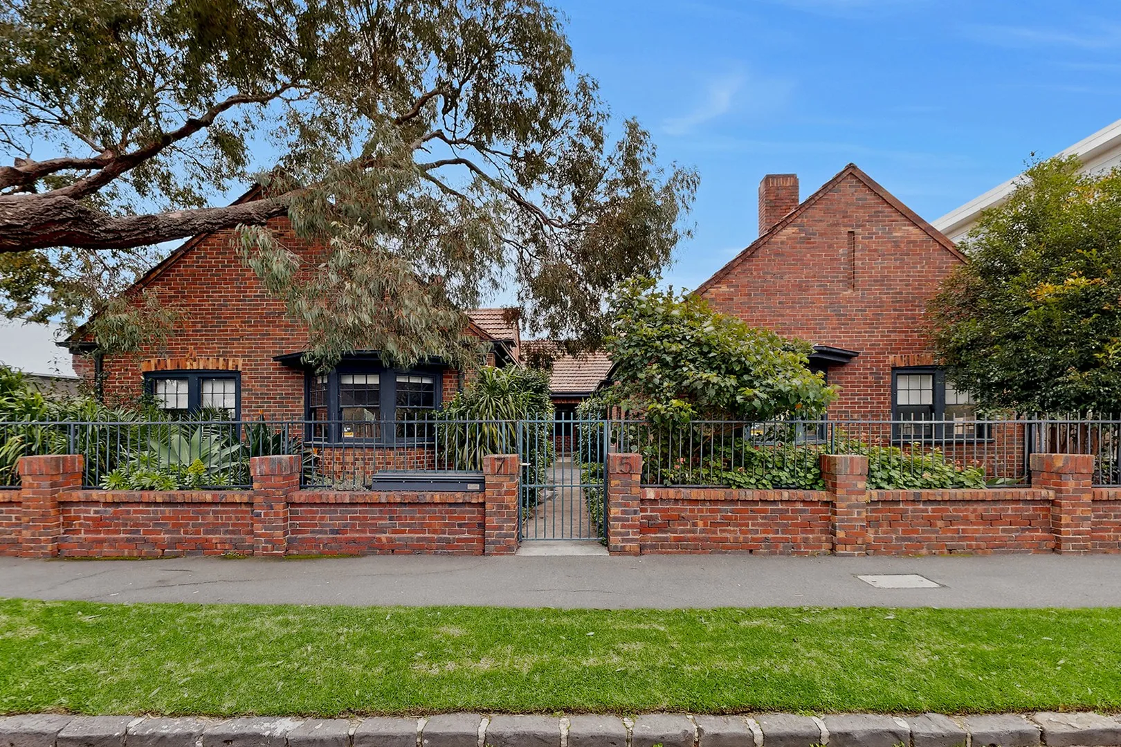 Charming Tudor-Style Apartment with Private Courtyard, St Kilda