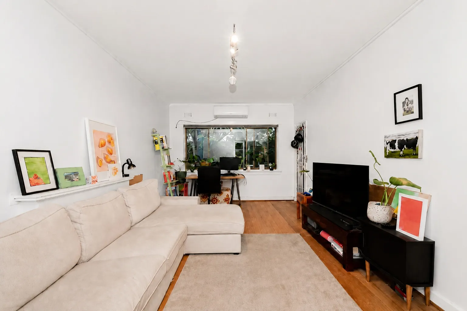 Ground Floor, Art Deco Apartment Moments from the Beach, Cafés & Transport!, St Kilda
