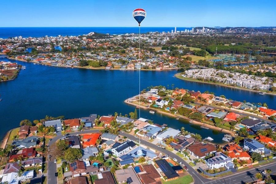 6 bedrooms House in 15 Compass Court MERMAID WATERS QLD, 4218