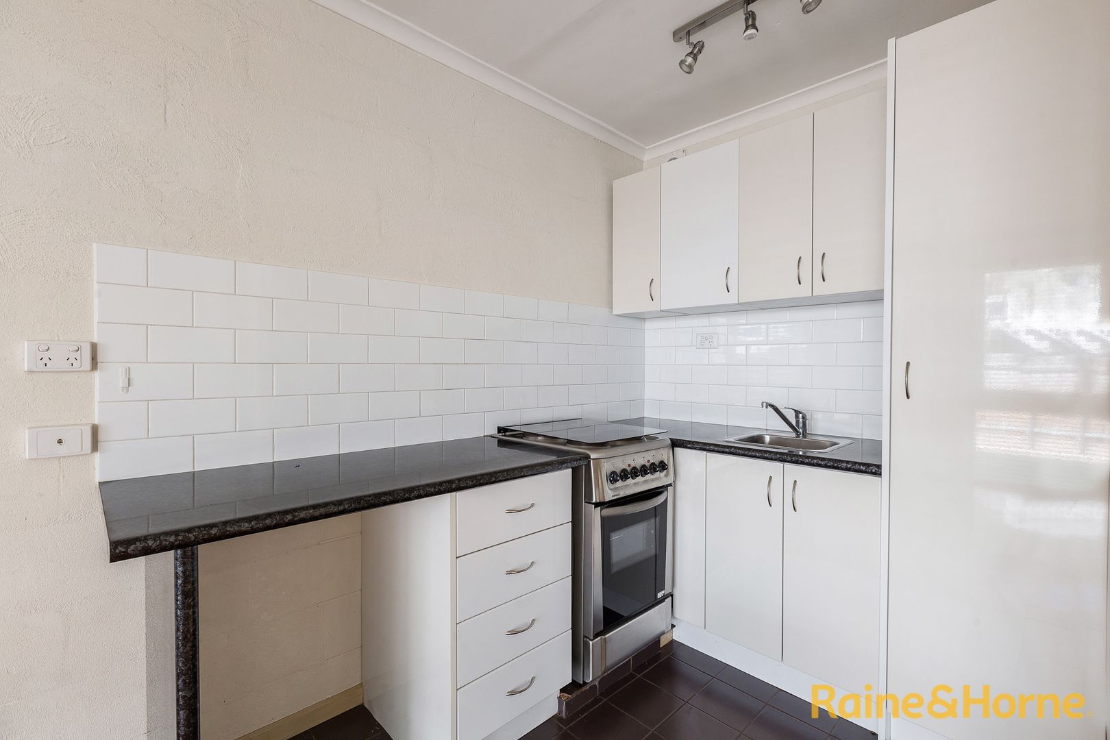 1/31 Dover Road, Williamstown VIC 3016, Image 2