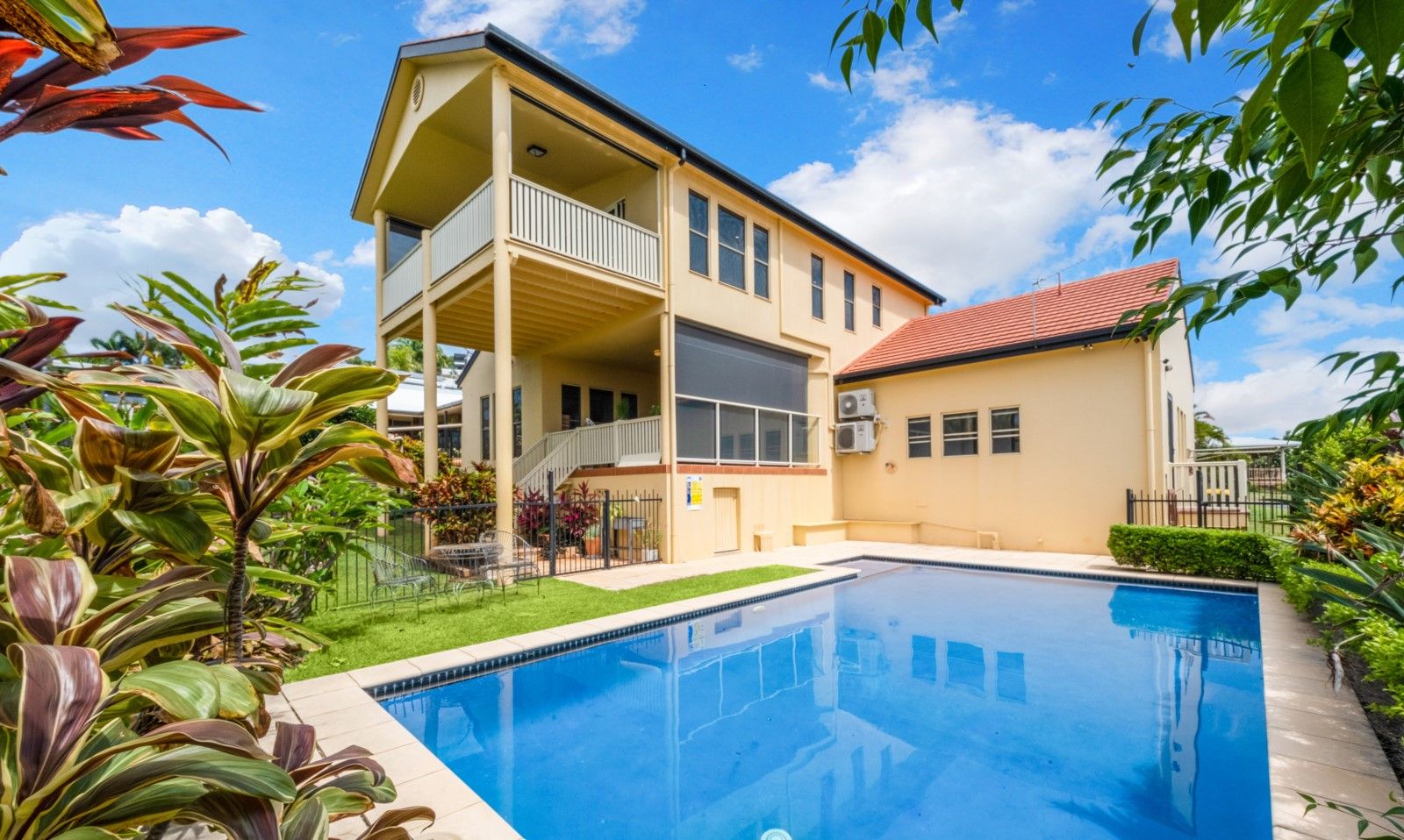 4 bedrooms House in 10 Bayview Drive LAMMERMOOR QLD, 4703