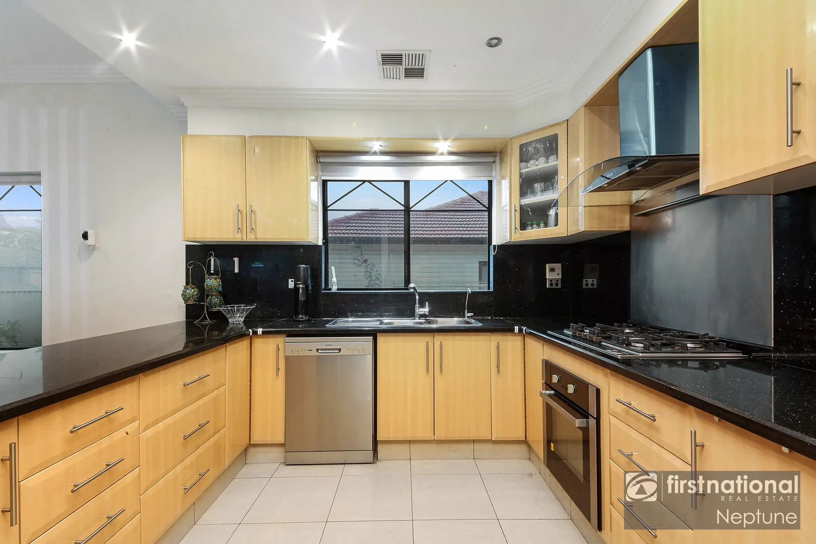 NO STRATA, NORTH-FACING SOLID DOUBLE-BRICK DUPLEX WITH CONCRETE SLABS ON GROUND AND FIRST FLOOR - QUALITY PROPERTY! – pohled 4