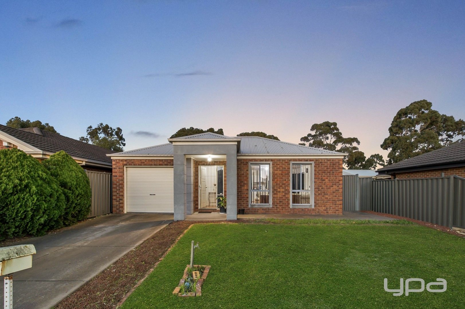 3 bedrooms House in 8 Dickerson Way CAROLINE SPRINGS VIC, 3023