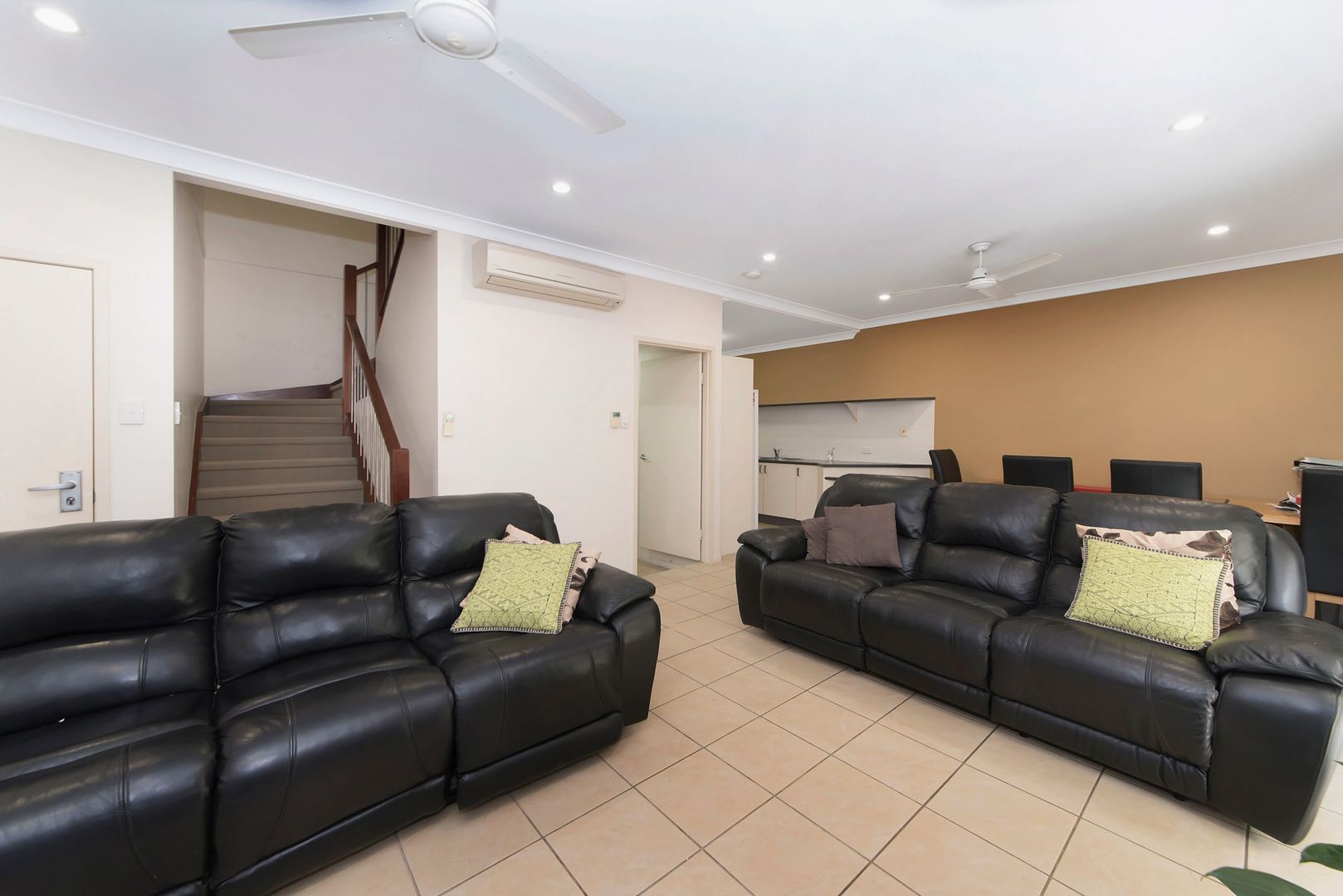 4/11-13 Watson Street, Rosslea QLD 4812, Image 2