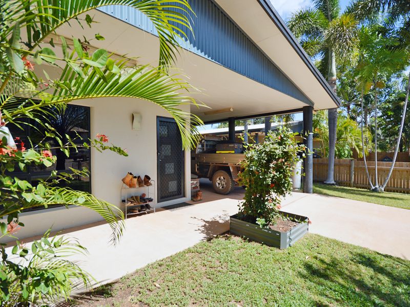 2/7 Pandanus Parade, Nanum QLD 4874, Image 2