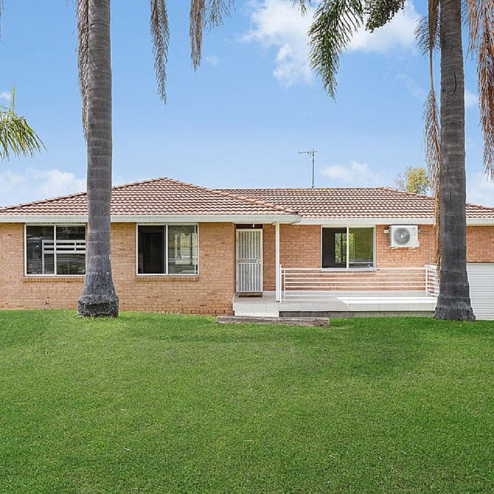 3 bedrooms House in 76 Crispsparkle Drive AMBARVALE NSW, 2560