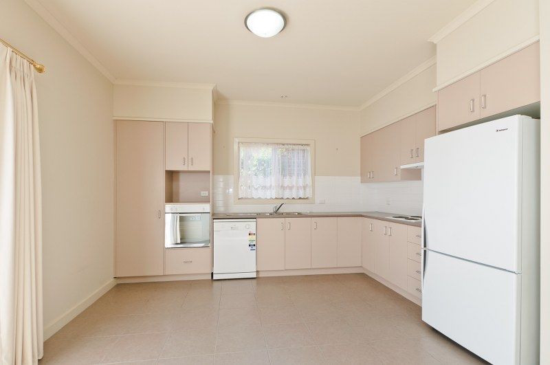 4 Decarla Crescent, ROXBURGH PARK VIC 3064, Image 2