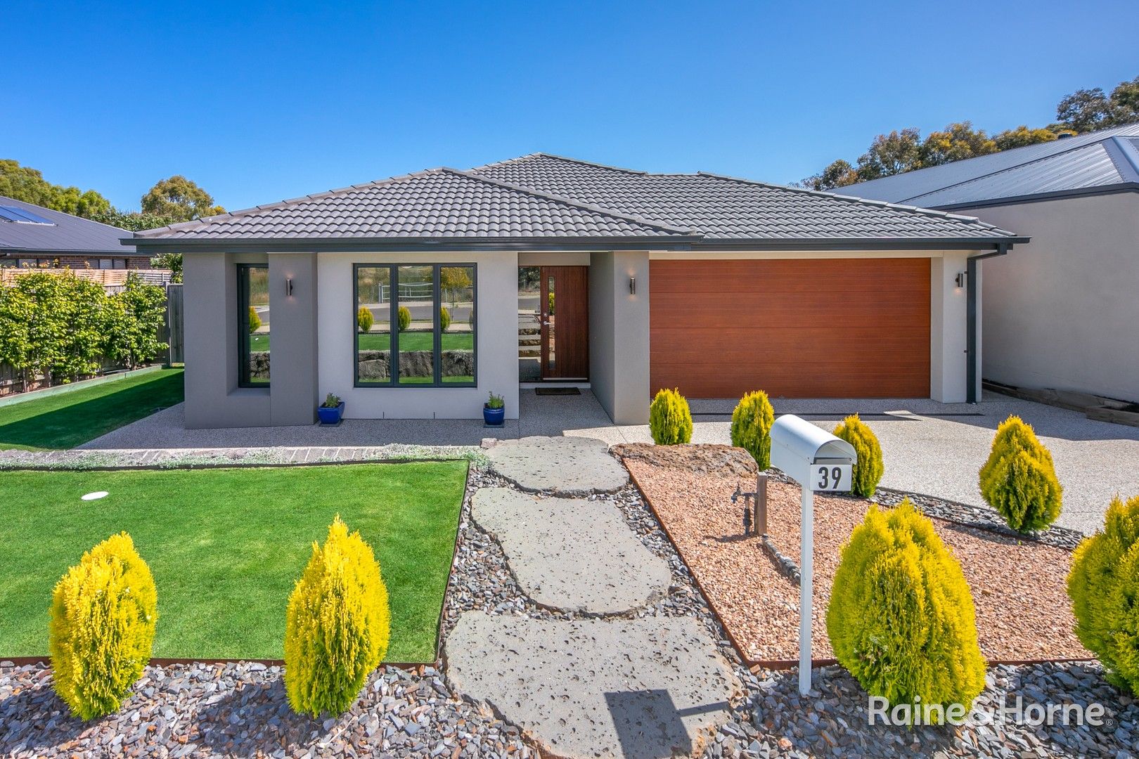 4 bedrooms House in 39 Pimelea Street SUNBURY VIC, 3429