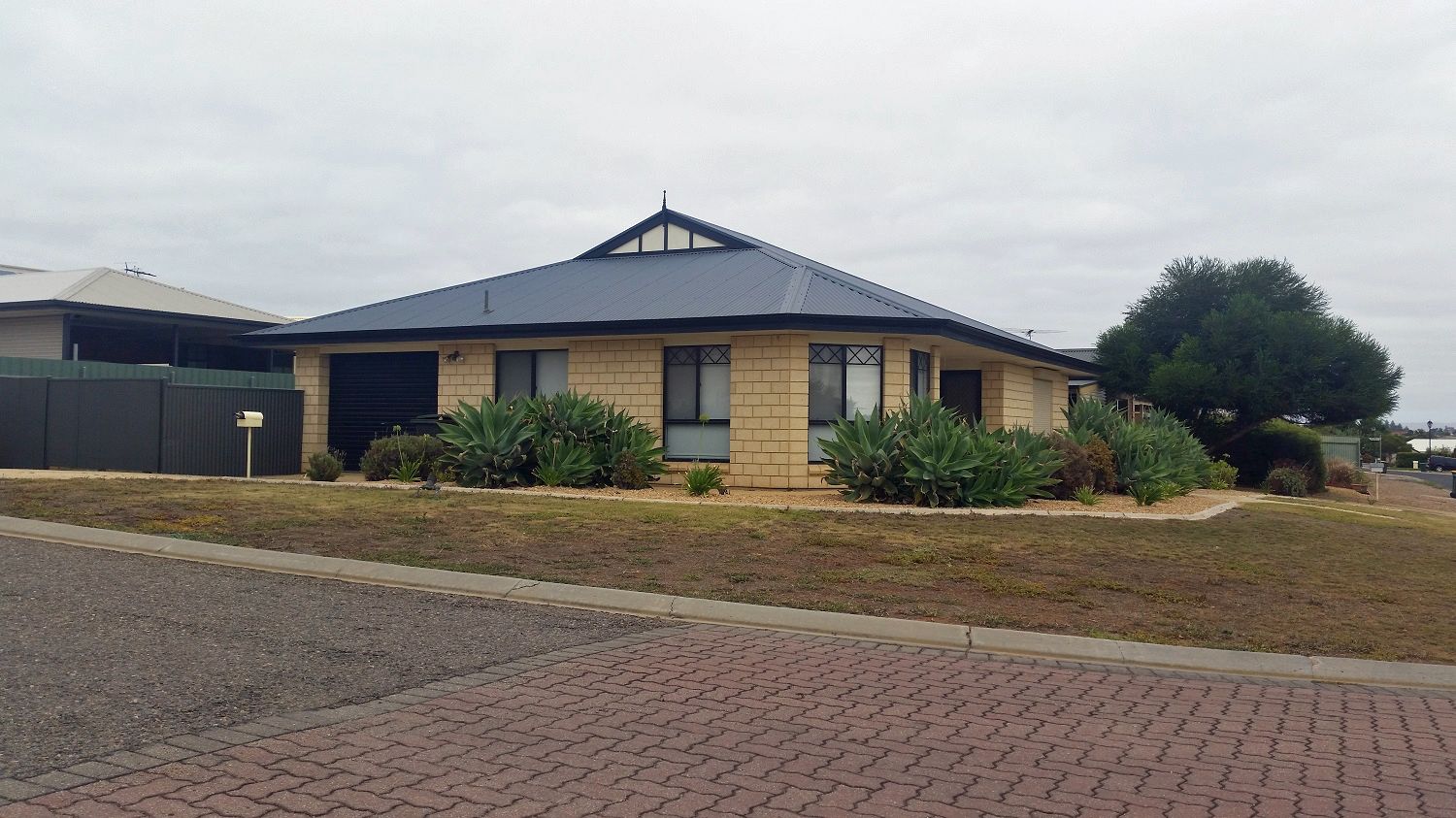 3 bedrooms House in 1 Jacaranda Street MURRAY BRIDGE SA, 5253