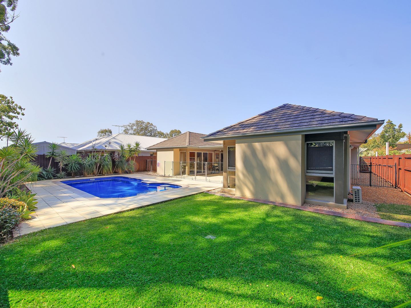 18 Barrington Crescent, Wakerley QLD 4154, Image 2