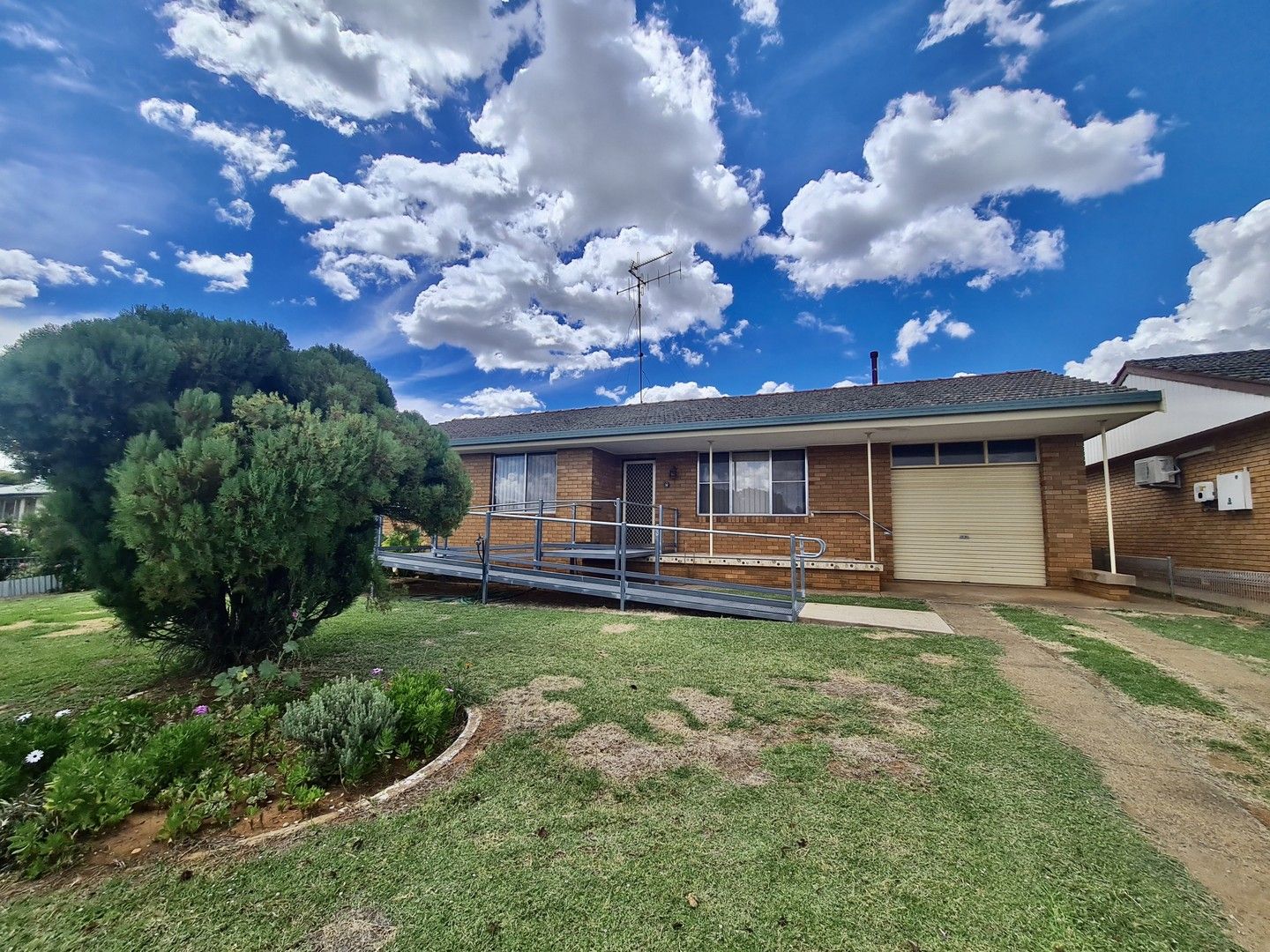 16 Downes Crescent, Parkes NSW 2870, Image 0