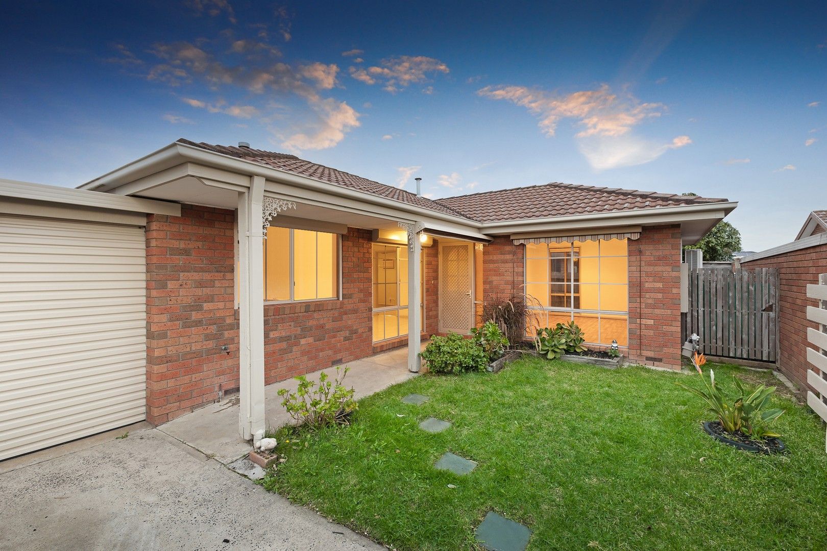 2 bedrooms House in 2/15 Parkview Close DANDENONG VIC, 3175