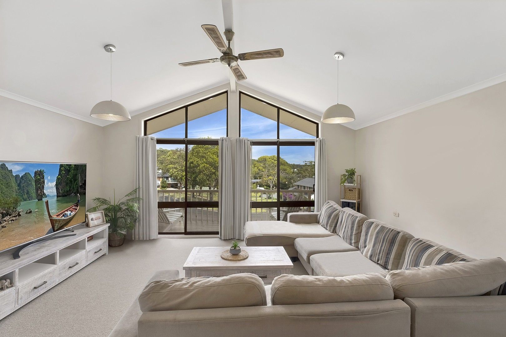 4 bedrooms House in 6 Parklands Close BATEAU BAY NSW, 2261