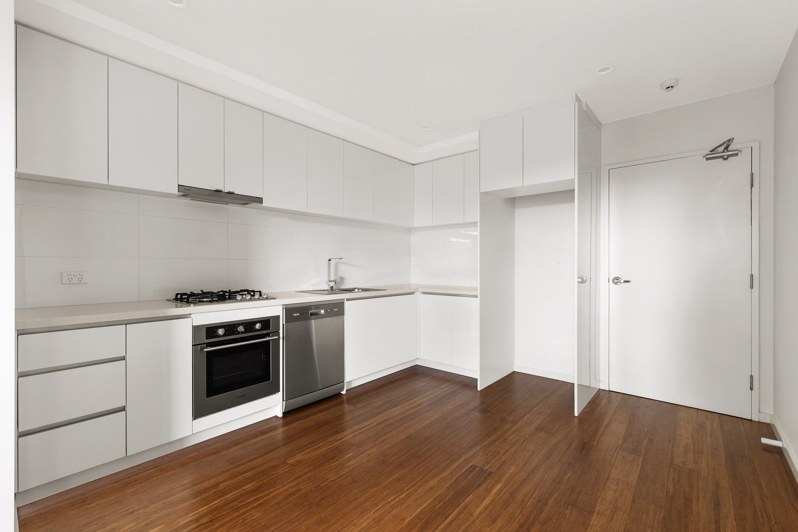 1 bedrooms Apartment / Unit / Flat in 105/519-521 High Street Road MOUNT WAVERLEY VIC, 3149