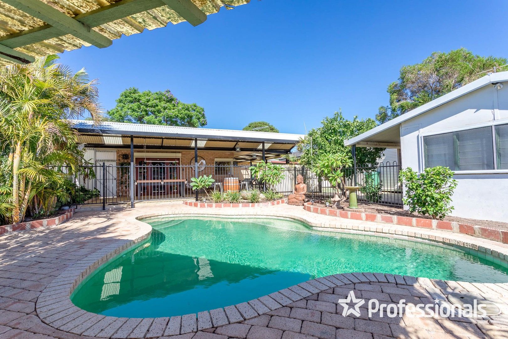 4 bedrooms House in 16 Robina Road GOSNELLS WA, 6110