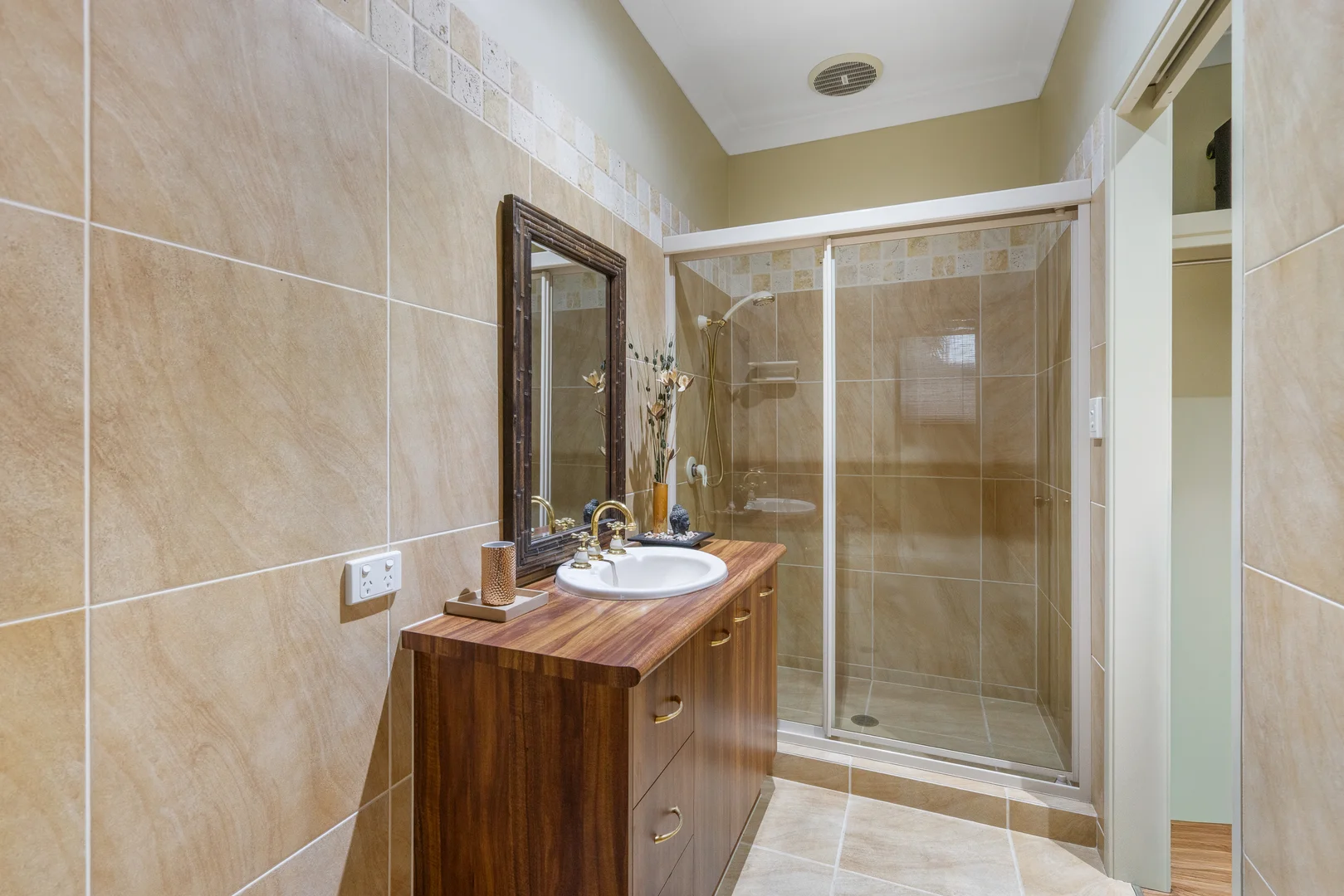 Additional image 28 of 72 Sir Bruce Small Boulevard, Benowa Waters QLD 4217