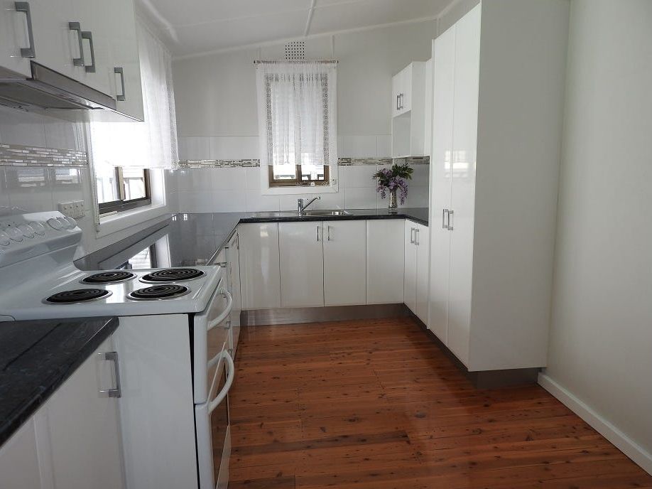 2 bedrooms House in 32 Piriwal Street PELICAN NSW, 2281