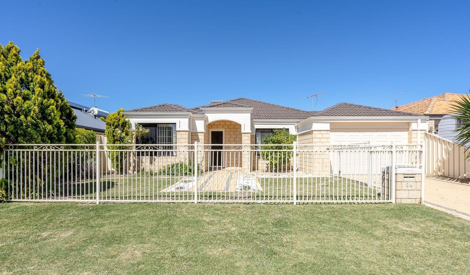 4 bedrooms House in 24 Hudson Drive DUDLEY PARK WA, 6210