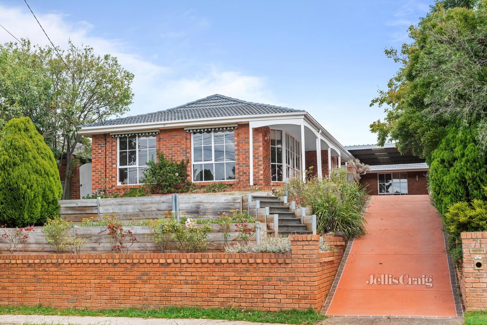 4 bedrooms House in 71 Chirnside Drive CHIRNSIDE PARK VIC, 3116
