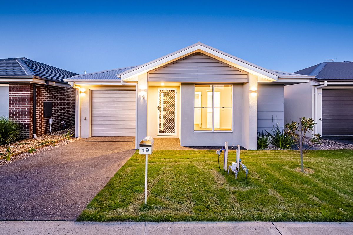 19 Mossey Crescent, Cranbourne East VIC 3977, Image 0