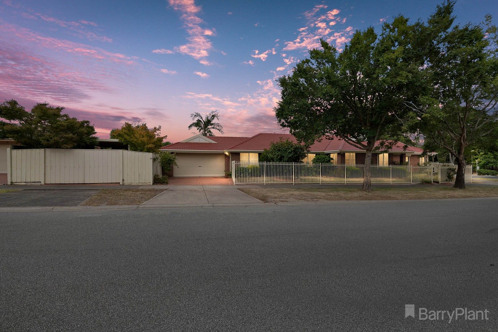 4 bedrooms House in 19 Parkwood Avenue NARRE WARREN SOUTH VIC, 3805