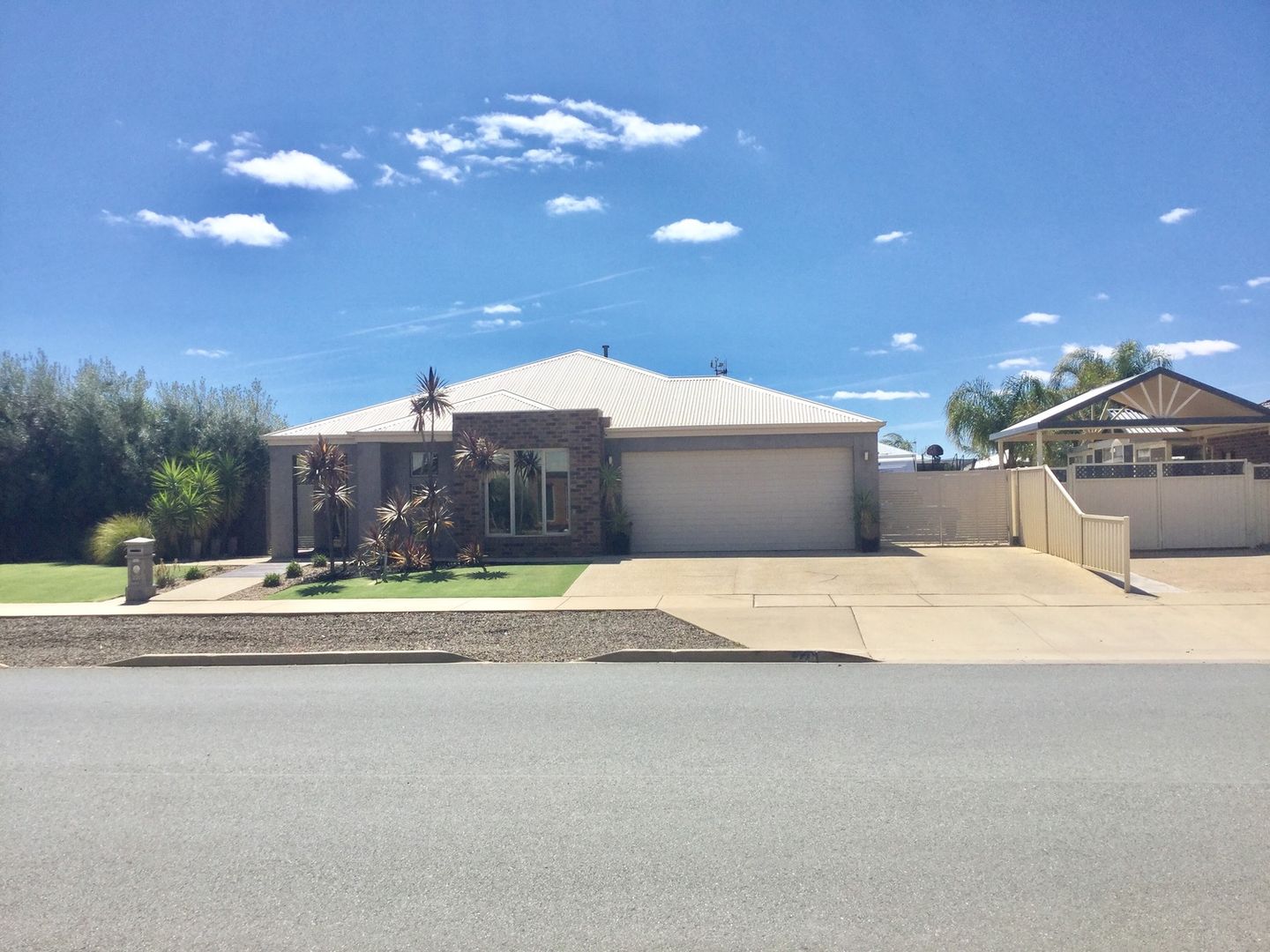 4 bedrooms House in 220 Waranga Drive KIALLA VIC, 3631