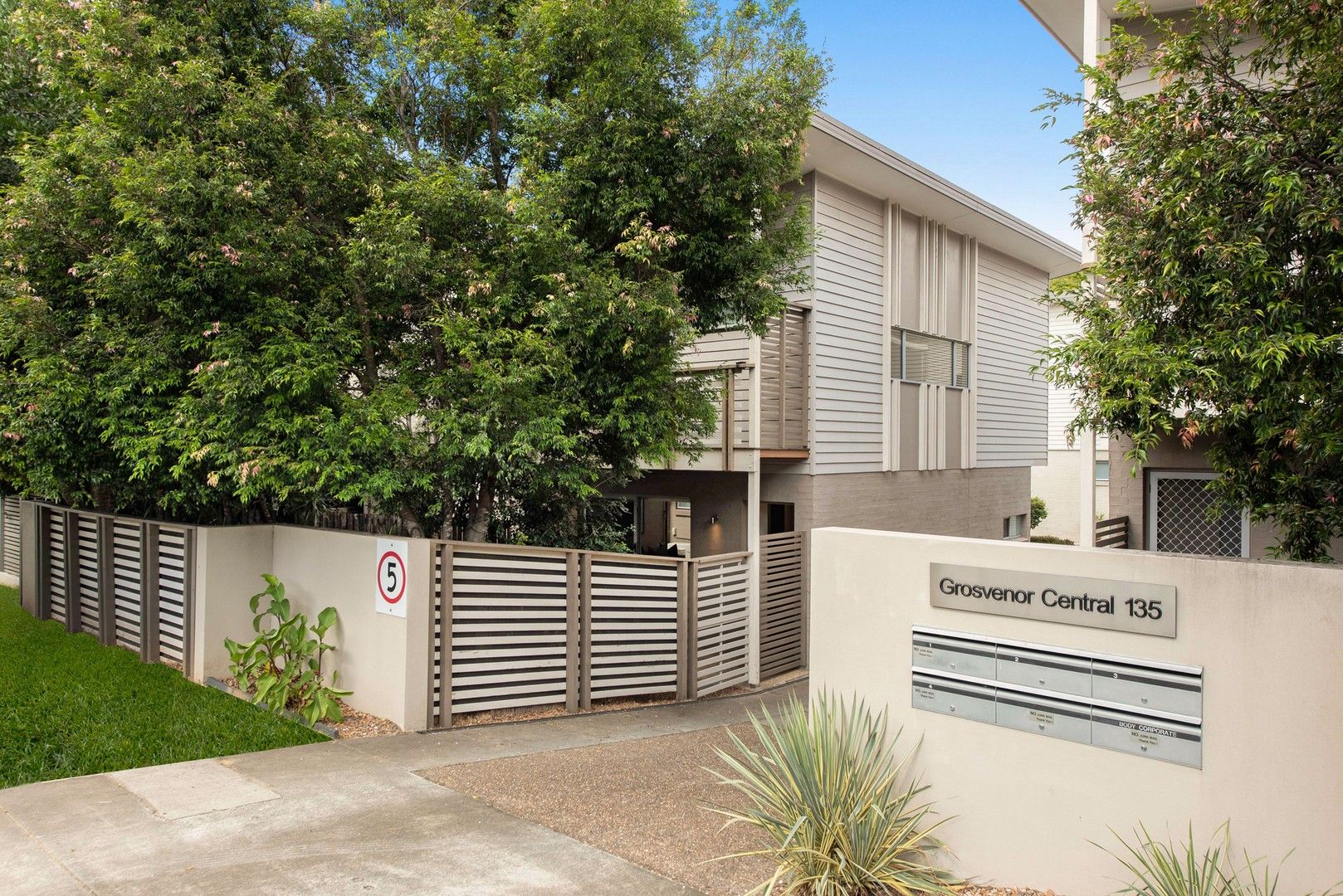 3 bedrooms Townhouse in 1/135 Grosvenor Street MORNINGSIDE QLD, 4170
