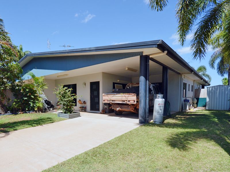 2/7 Pandanus Parade, Nanum QLD 4874, Image 0