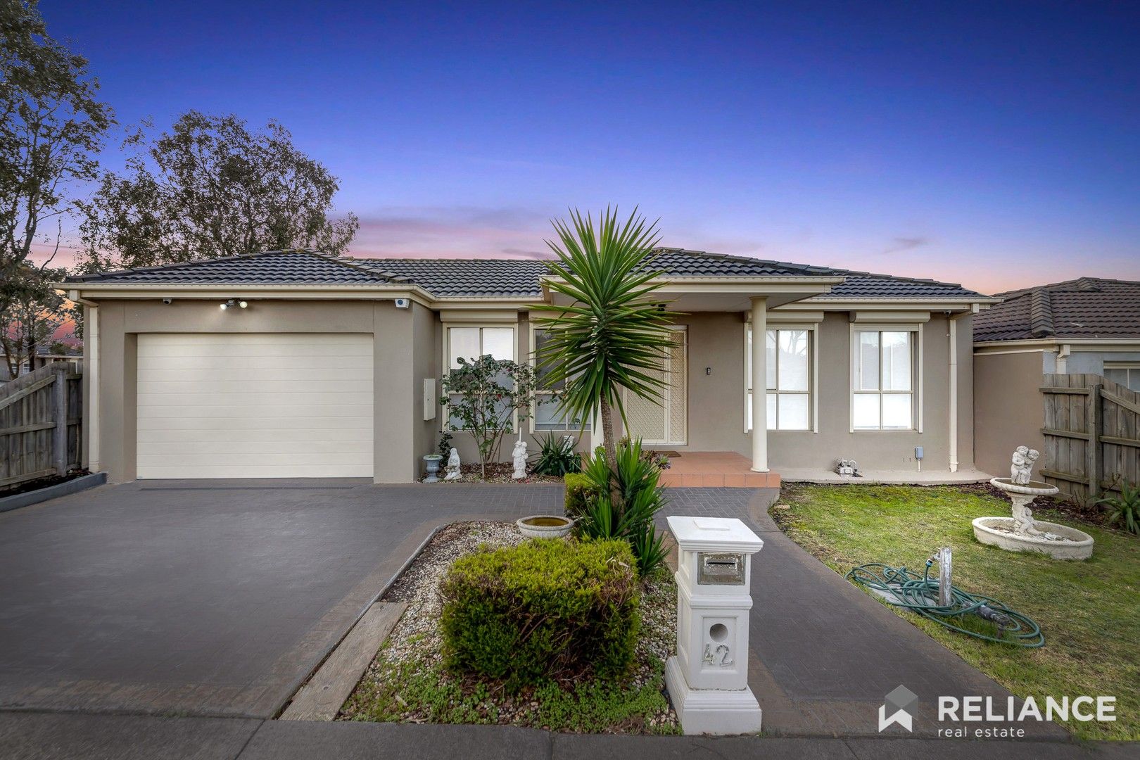 4 bedrooms House in 42 Hayfield Road ROXBURGH PARK VIC, 3064