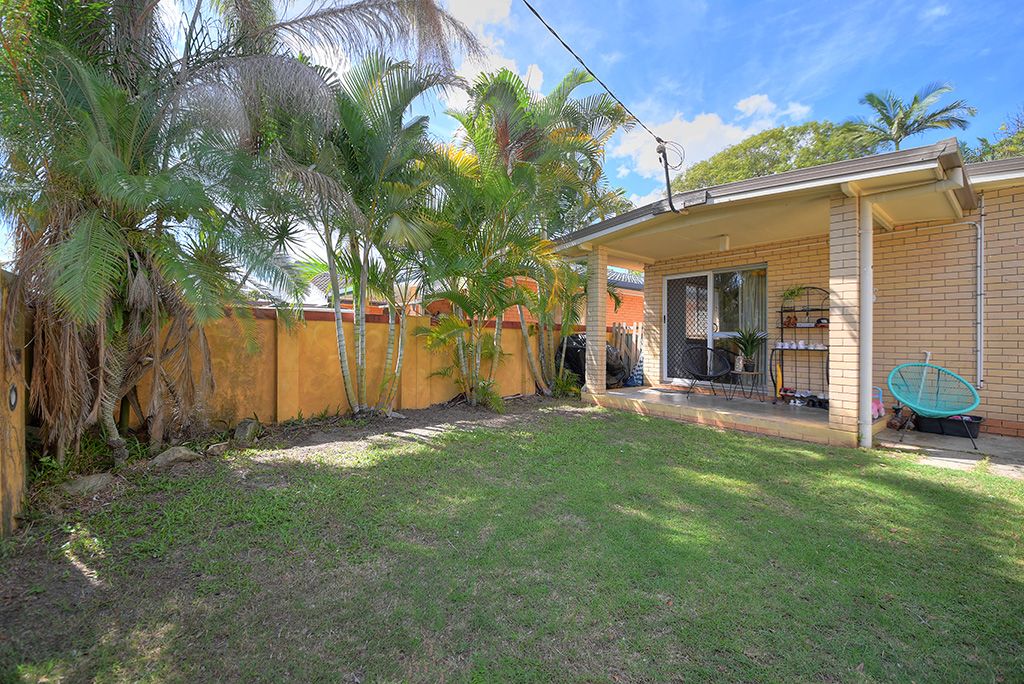 2 bedrooms House in 48 Twenty Sixth Avenue PALM BEACH QLD, 4221