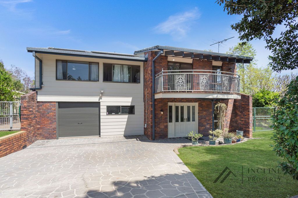 5 bedrooms House in 8 Elaroo Court KARANA DOWNS QLD, 4306