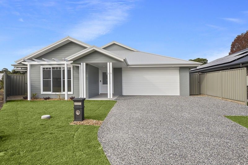 4 bedrooms House in 21 Currawong Cl COFFS HARBOUR NSW, 2450