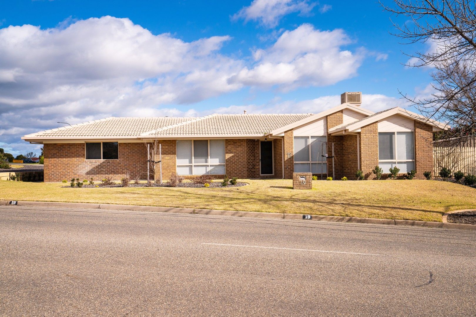 3 bedrooms House in 19 Hartigan Street THURGOONA NSW, 2640