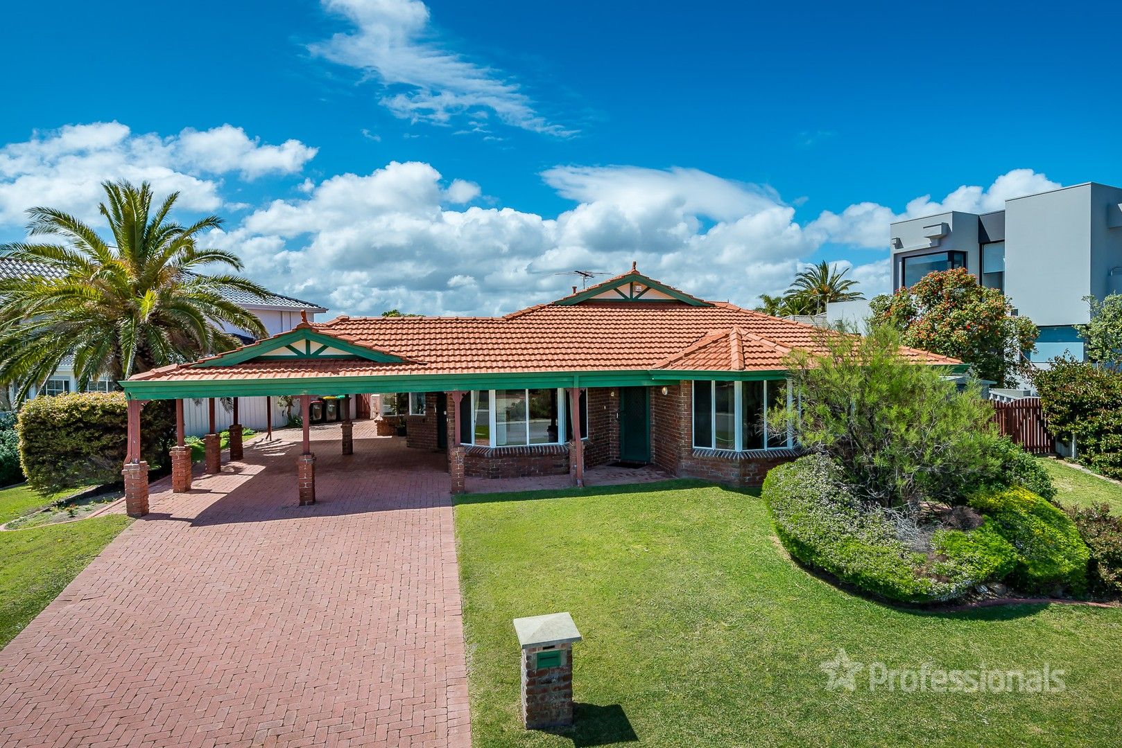 4 bedrooms House in 18 Volante Elbow OCEAN REEF WA, 6027