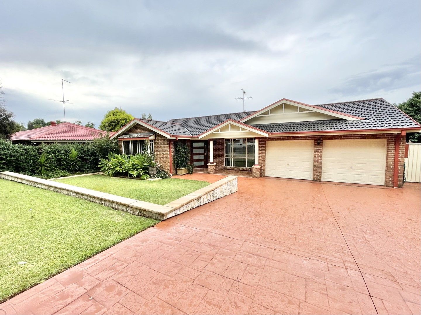 4 bedrooms House in 25 Buyu Place GLENMORE PARK NSW, 2745