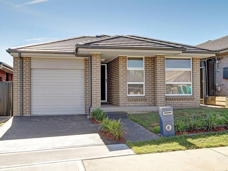 4 bedrooms House in 15 Fleet Avenue JORDAN SPRINGS NSW, 2747