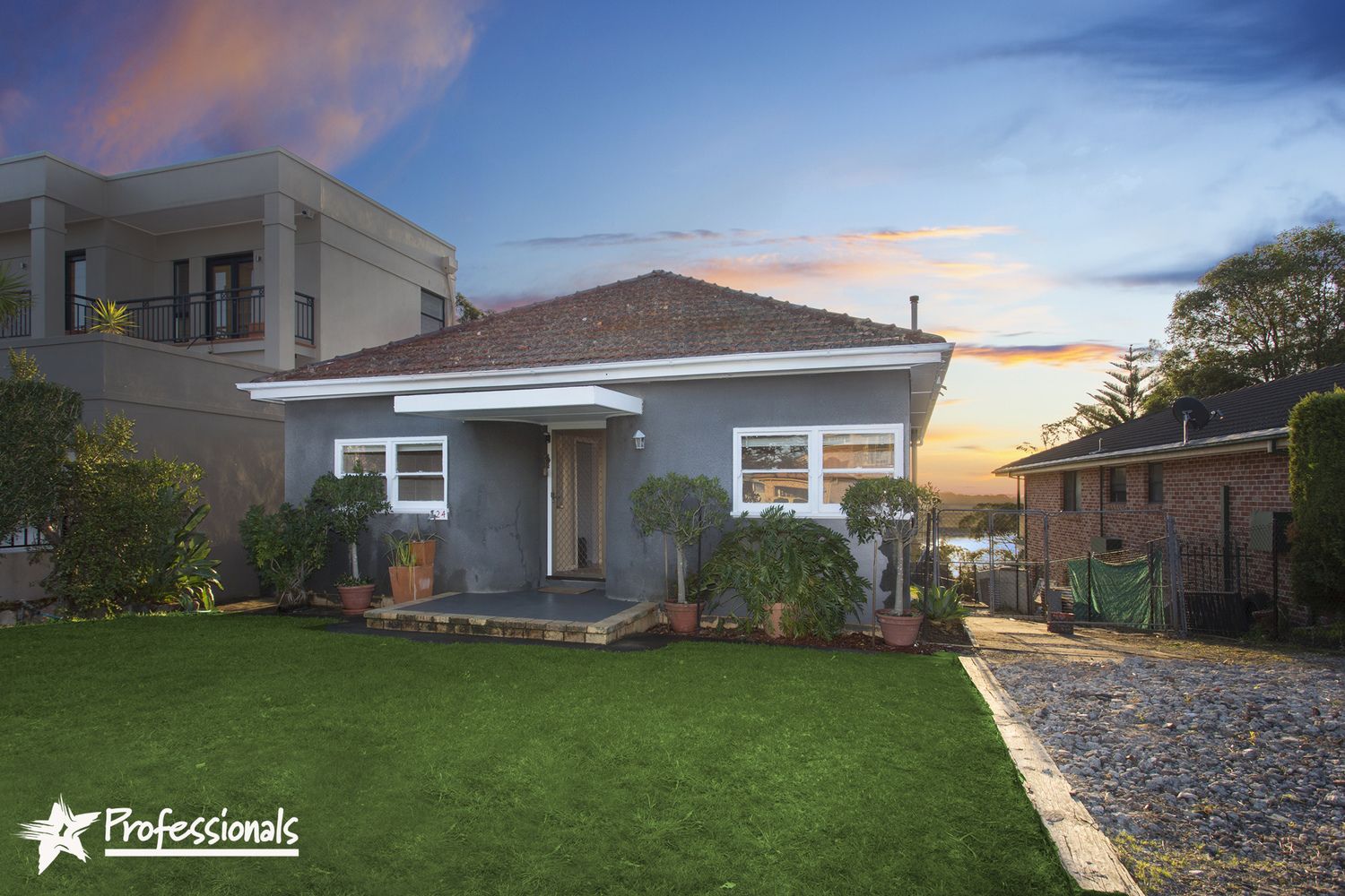 2 bedrooms House in 824 Henry Lawson Drive PICNIC POINT NSW, 2213