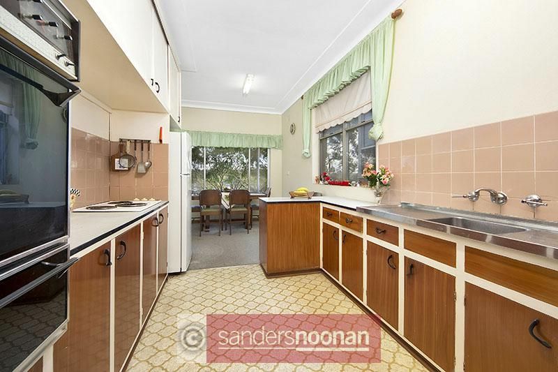 8 Dinjerra Crescent, Oatley NSW 2223, Image 2