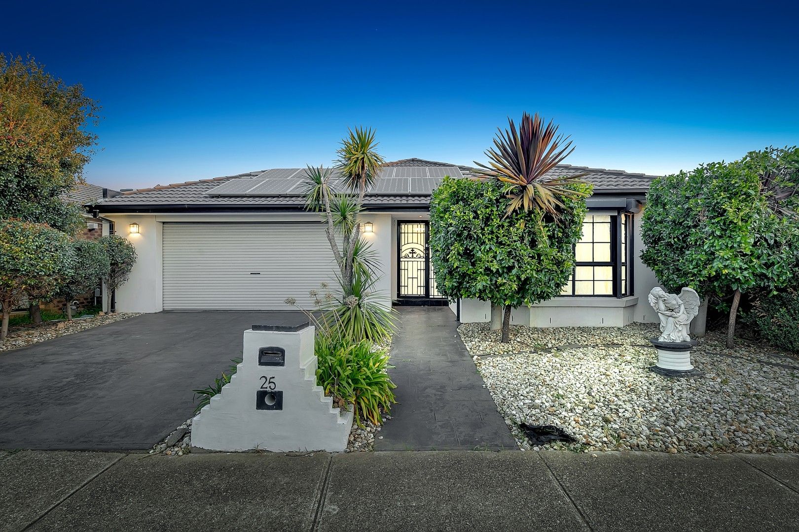 3 bedrooms House in 25 Knightsbridge Drive TARNEIT VIC, 3029
